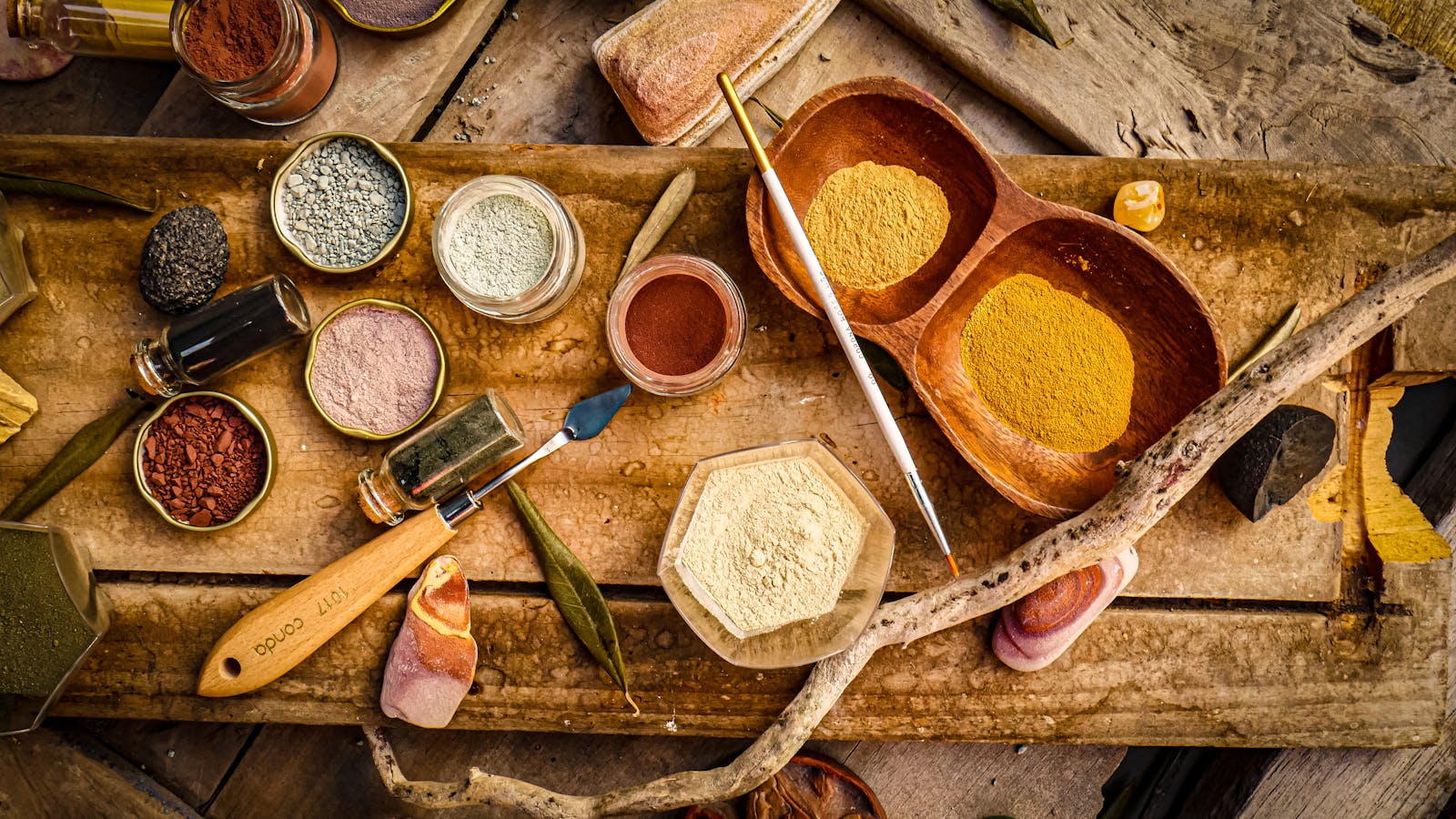 Raw cosmetic pigments and powders