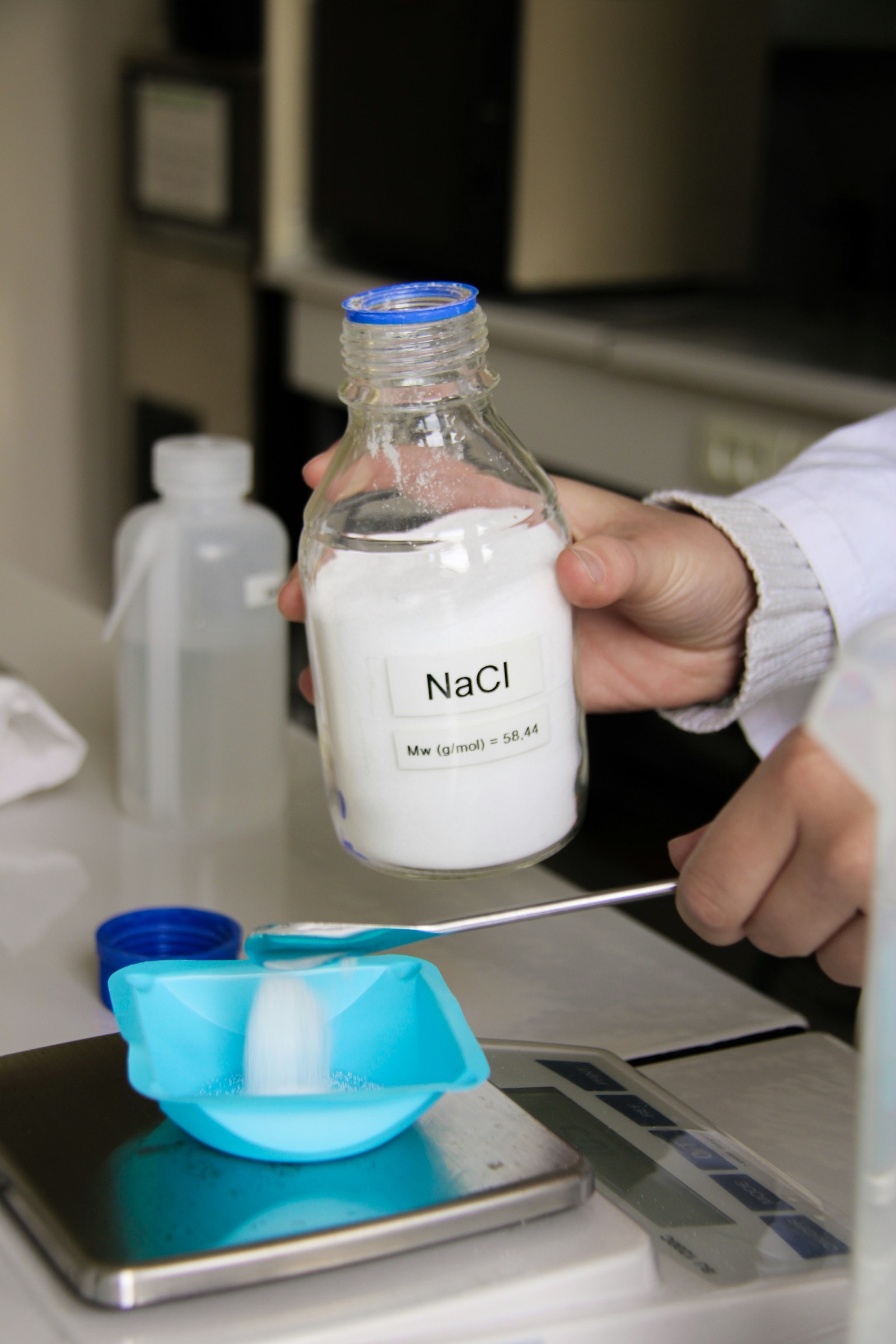Pesée d'une matière première en laboratoire